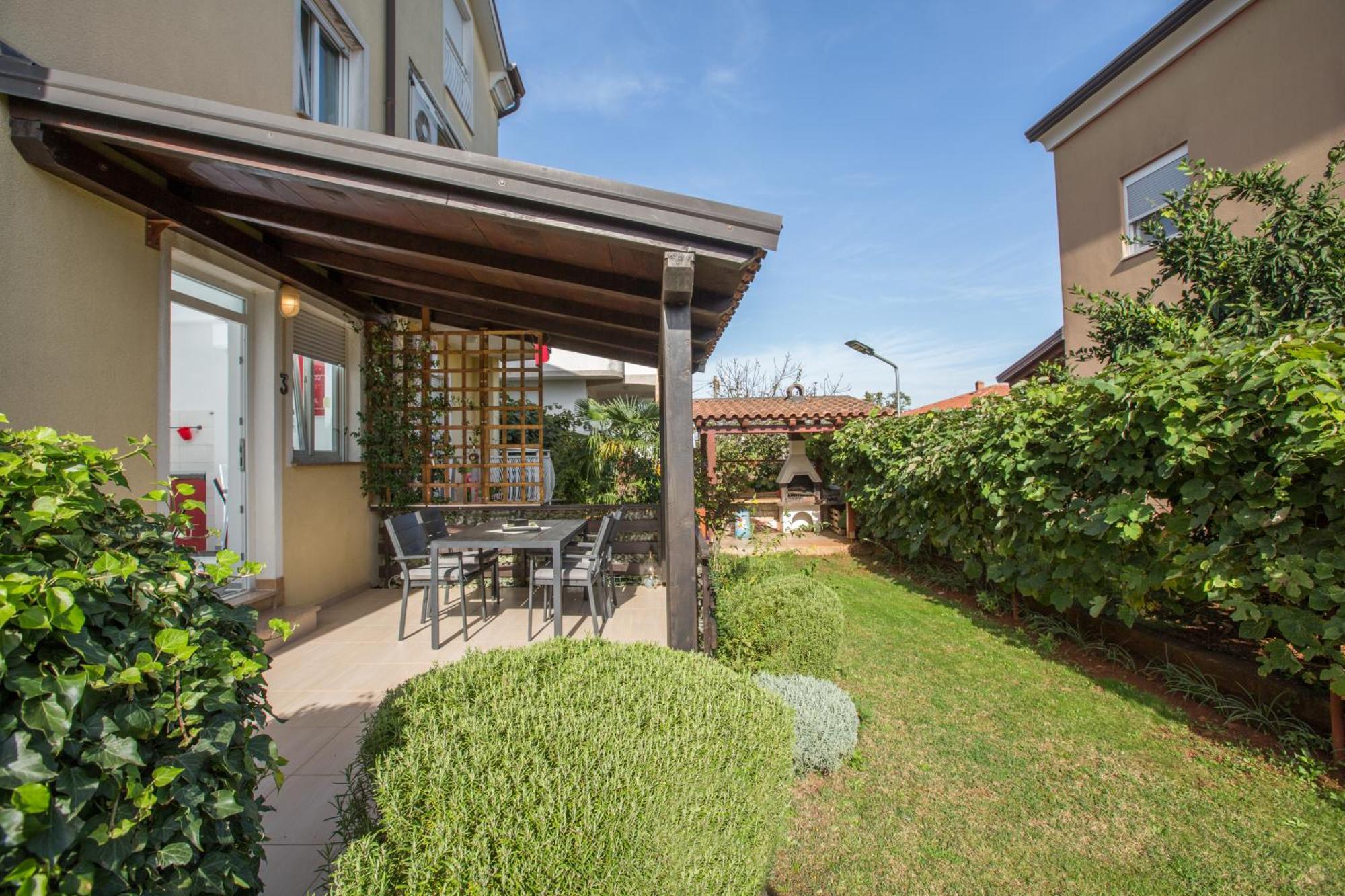 Trbovic Peaceful With Free Parking, Pet-friendly, And Bike Storage In Apartman Umag